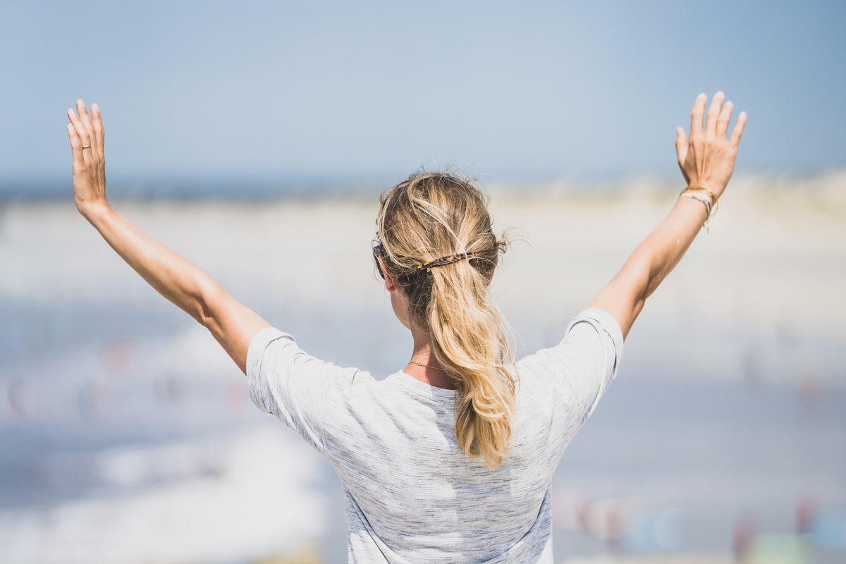 Mujer saludable en naturaleza